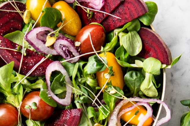 Frische Salatdressings mit ätherischen Ölen